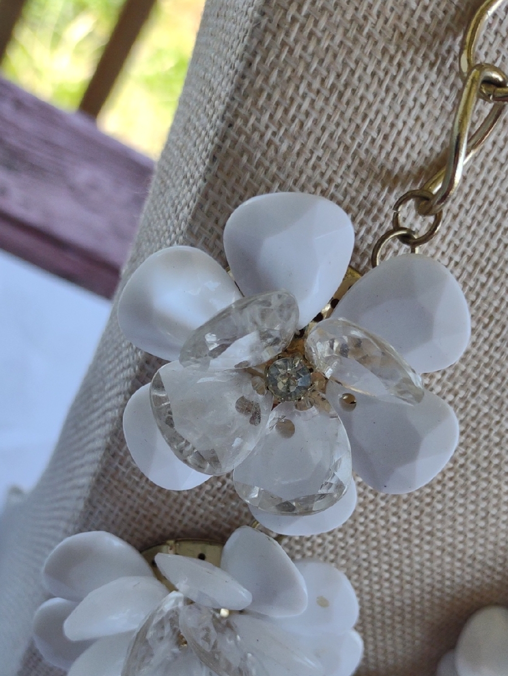 Rare Vintage White Floral Statement Necklace - Brand Unspecified - Picture 3 of 5